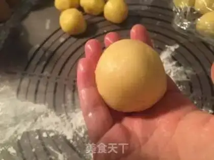 Make Hong Kong milk moon cake step 13