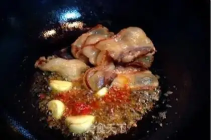 Make Sichuan pork with potatoes step 7