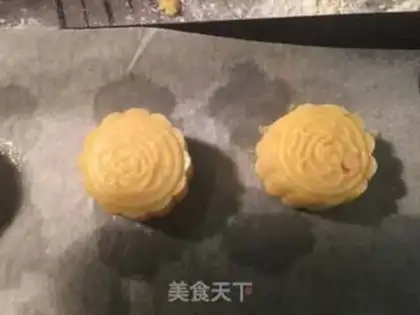 Make Hong Kong milk moon cake step 15
