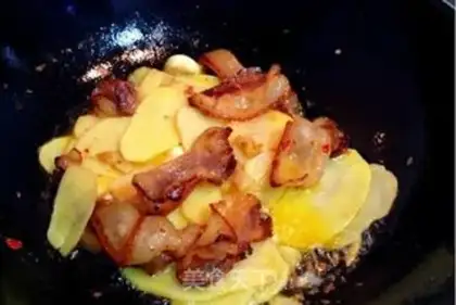 Make Sichuan pork with potatoes step 9
