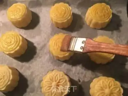 Make Hong Kong milk moon cake step 17