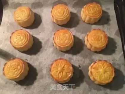Make Hong Kong milk moon cake step 18