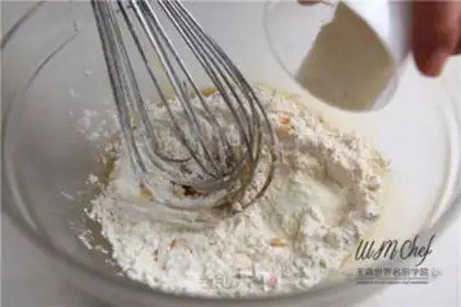 Make A wide moon cake step 1