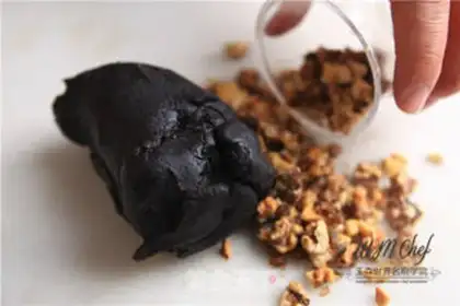Make A wide moon cake step 3