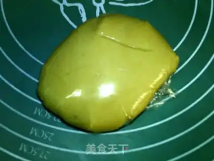 Make A wide corn black sesame moon cake step 6