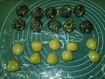 Make A wide corn black sesame moon cake step 14