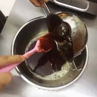 Make French lava chocolate mooncake step 3
