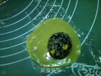 Make A wide corn black sesame moon cake step 15
