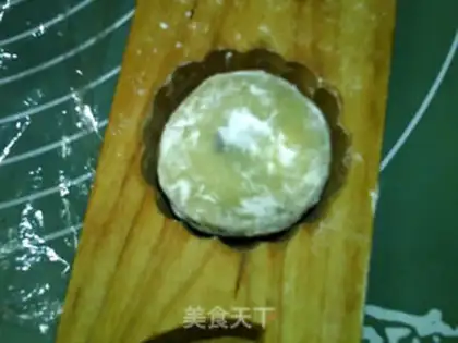 Make A wide corn black sesame moon cake step 17