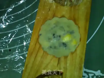 Make A wide corn black sesame moon cake step 18
