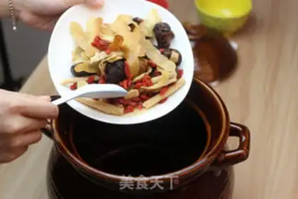 Make Abalone mushrooms and yellow soup step 3