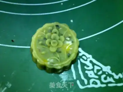 Make A wide corn black sesame moon cake step 19