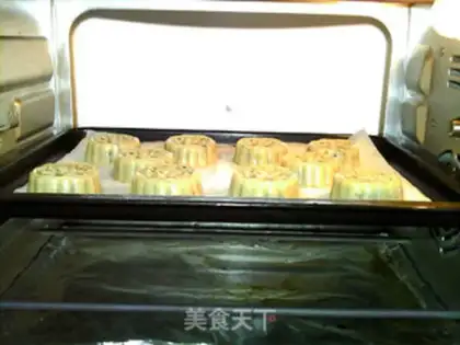 Make A wide corn black sesame moon cake step 21