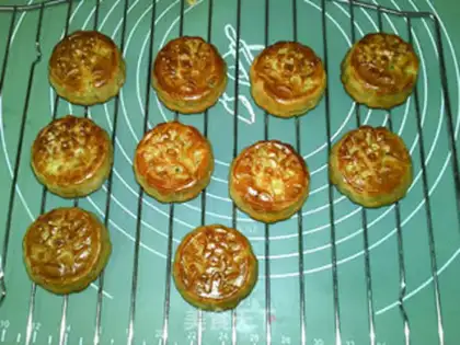 Make A wide corn black sesame moon cake step 23