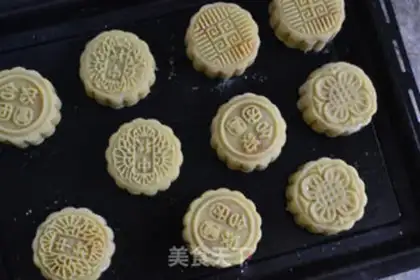Make A broad double yolk moon cake step 12