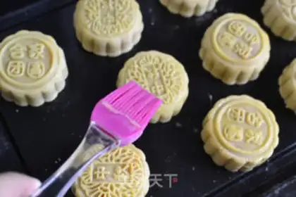 Make A broad double yolk moon cake step 13