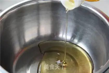 Make Yellow and white lunar pie step 1