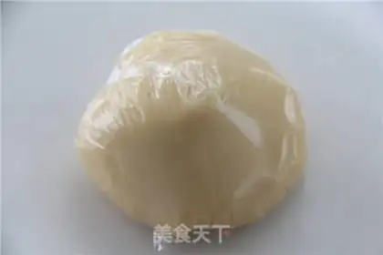 Make Yellow and white lunar pie step 4