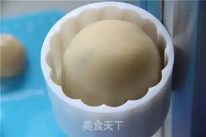 Make Yellow and white lunar pie step 10