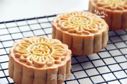 Make Yellow and white lunar pie step 15