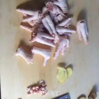 Make Peanut chicken claw soup step 0