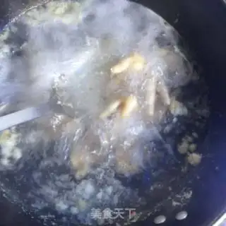 Make Peanut chicken claw soup step 1