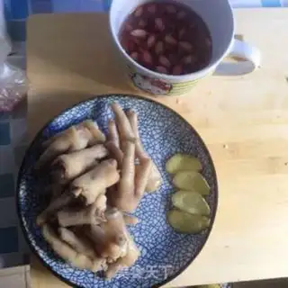 Make Peanut chicken claw soup step 2