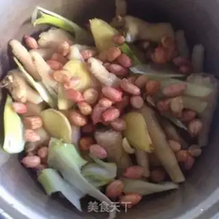Make Peanut chicken claw soup step 3