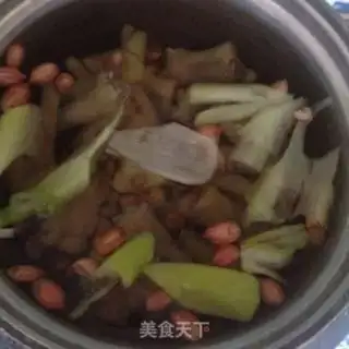Make Peanut chicken claw soup step 4