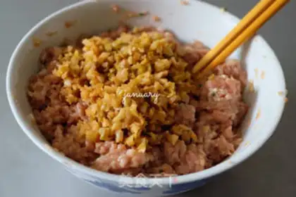 Make Squeeze meat mooncake step 1
