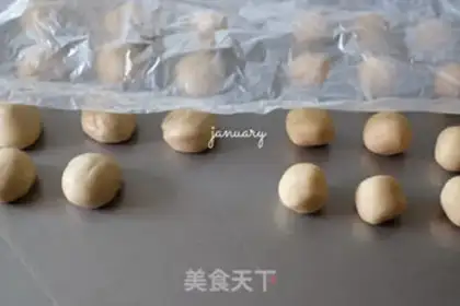 Make Squeeze meat mooncake step 3