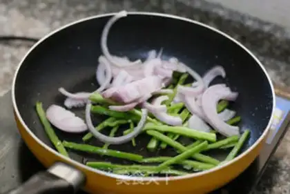 Make Black pepper beef fried onions step 7