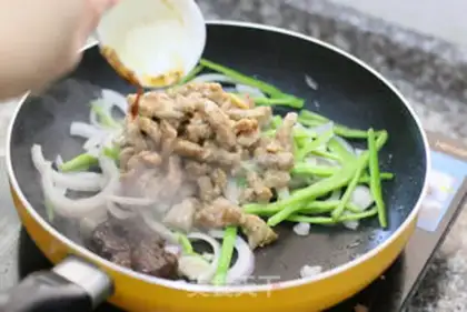 Make Black pepper beef fried onions step 8