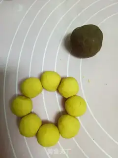 Make Sunflower mooncake step 10