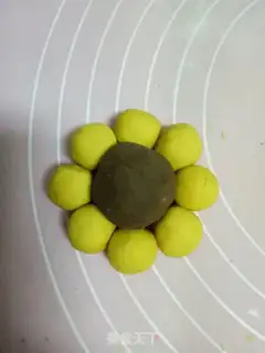 Make Sunflower mooncake step 11