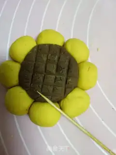Make Sunflower mooncake step 12