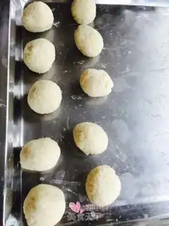 Make The egg yolk mooncake step 3