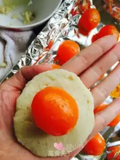 Make The egg yolk mooncake step 4