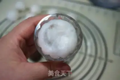 Make Ice-covered red bean mooncake step 8