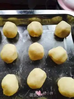 Make The egg yolk mooncake step 6