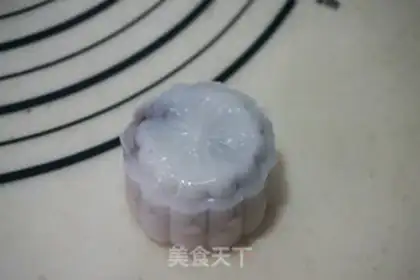 Make Ice-covered red bean mooncake step 10