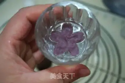 Make Ice-covered red bean mooncake step 11