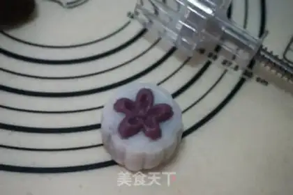 Make Ice-covered red bean mooncake step 13