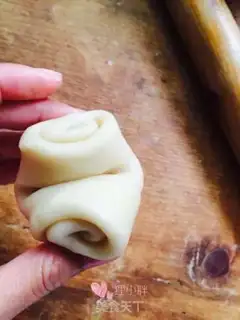 Make The egg yolk mooncake step 18