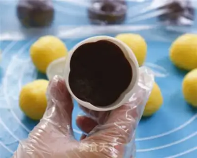 Make Chocolate cheese mooncake step 12