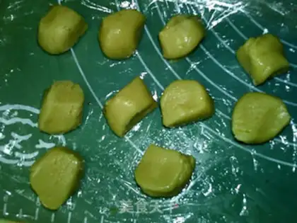 Make A wide-range Penang moon cake step 12