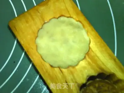 Make A wide-range Penang moon cake step 18