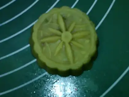Make A wide-range Penang moon cake step 19