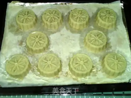 Make A wide-range Penang moon cake step 20