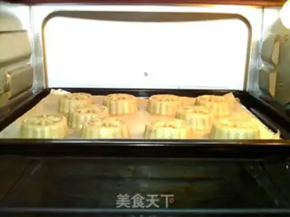Make A wide-range Penang moon cake step 21